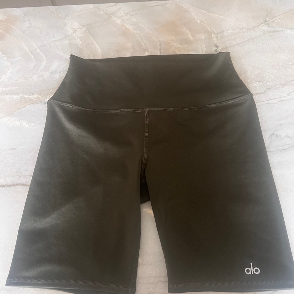 7” Alo Yoga Biker Shorts never worn